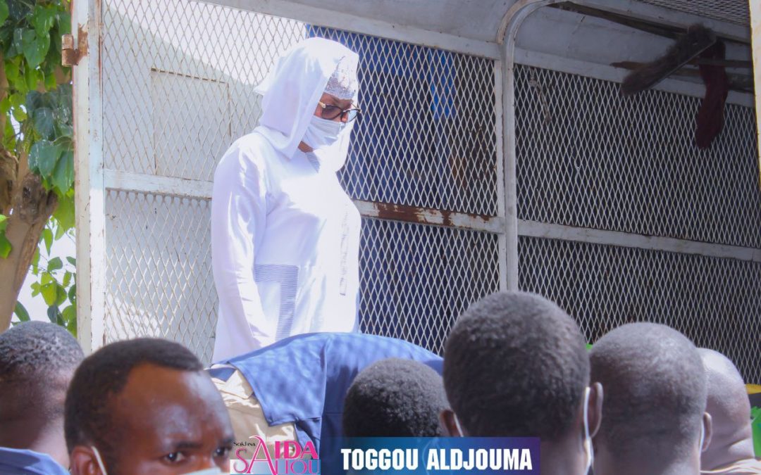 Regardez SOKHNA AIDA SALIOU qui charge elle-même les repas dans les camions