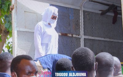 Regardez SOKHNA AIDA SALIOU qui charge elle-même les repas dans les camions