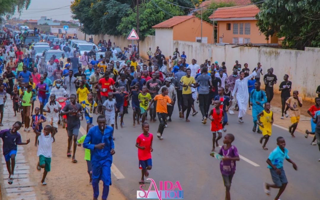 Tentative d’assassinat : SOKHNA AIDA SALIOU à la gendarmerie acclamée par une foule de talibés.