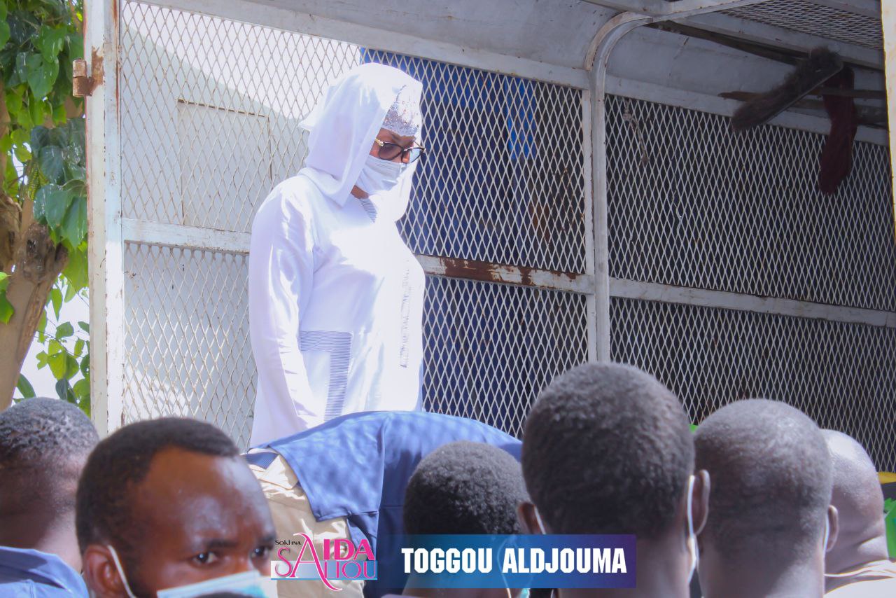 Regardez SOKHNA AIDA SALIOU qui charge elle-même les repas dans les camions